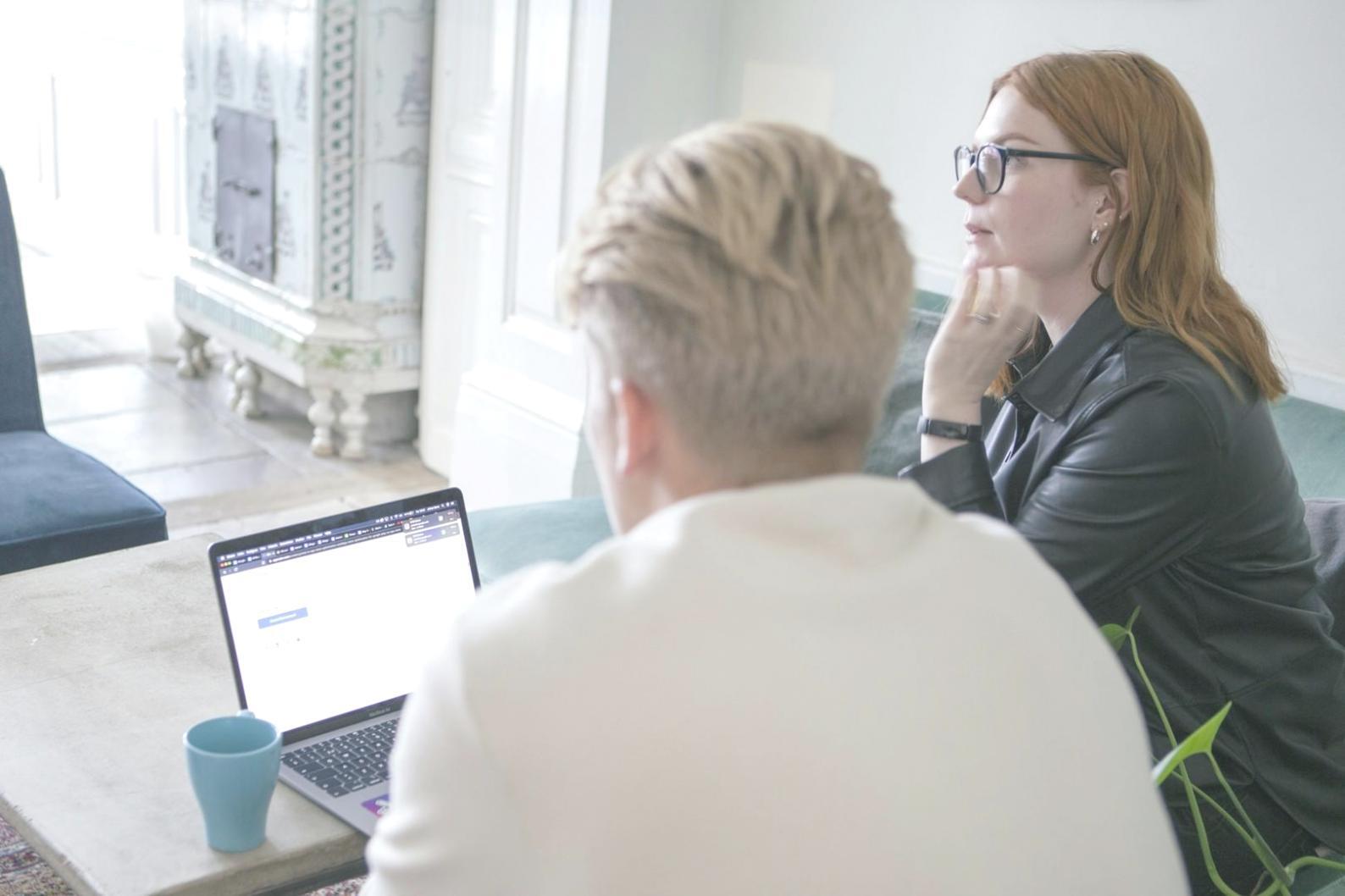 Modernes Büro mit Mitarbeitern bei der Weiterbildung